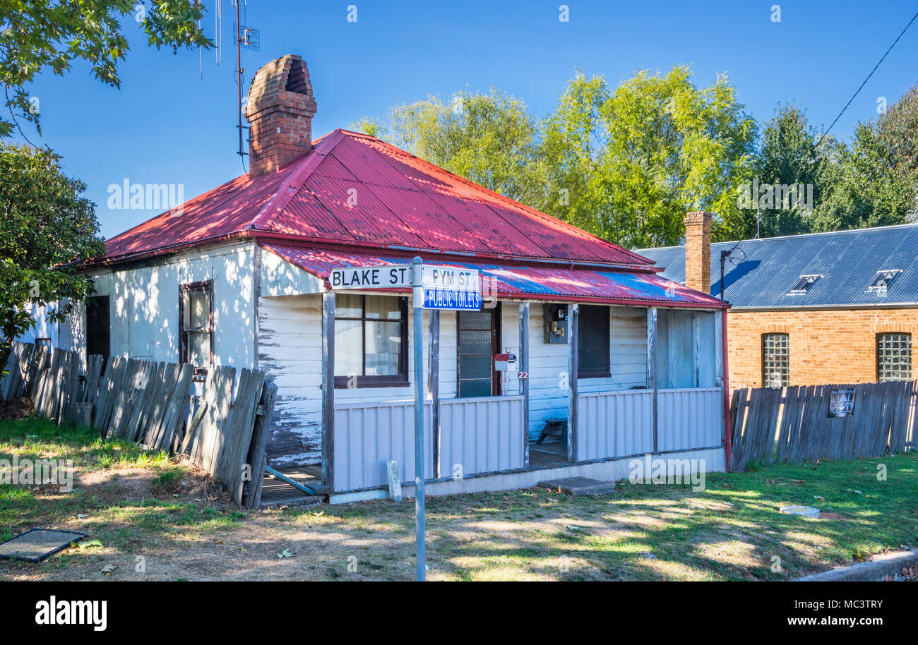 old settlers cottage in Pym Street, in the historic village of Millthorpe, Central West New South Wales, Australia Stock Photo