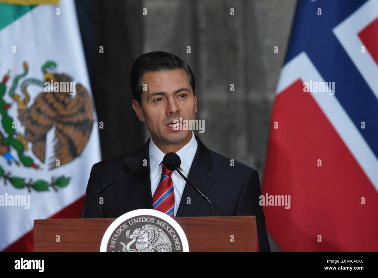 CIDADE DO MÉXICO, DF - 12.04.2018: VISITA OFICIAL DO PRIMEIRO MINISTRO DA NOR - Mexico&#39;s Prent ent Enrique Pena Nieto is speg at a meeting at the Nationtional Palace on April 12, 2018 in Mexico City, Mexico. The reason for the working visit of Erna Solberg is to focus on the theme of Energy (Photo: Carlos Tischler/Fotoarena) Stock Photo