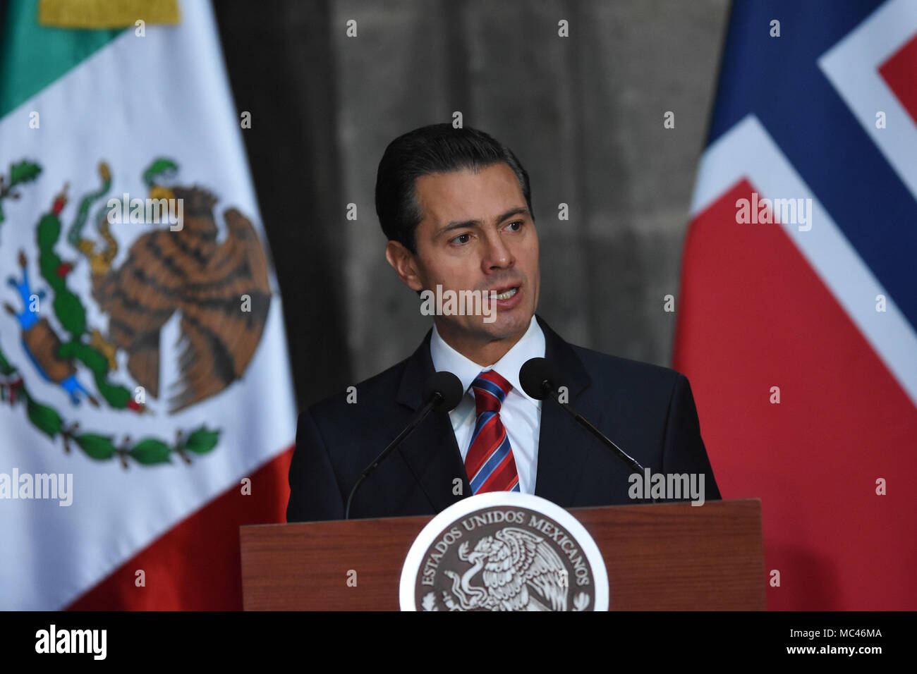 CIDADE DO MÉXICO, DF - 12.04.2018: VISITA OFICIAL DO PRIMEIRO MINISTRO DA NOR - Mexico&#39;s Prent ent Enrique Pena Nieto is speg at a meeting at the Nationtional Palace on April 12, 2018 in Mexico City, Mexico. The reason for the working visit of Erna Solberg is to focus on the theme of Energy (Photo: Carlos Tischler/Fotoarena) Stock Photo