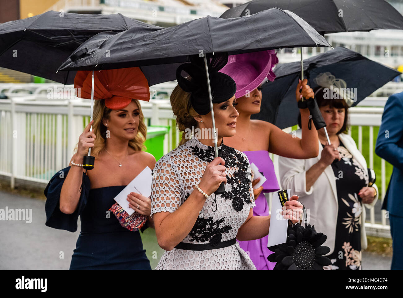 Aintree ladies day race hi-res stock photography and images - Alamy