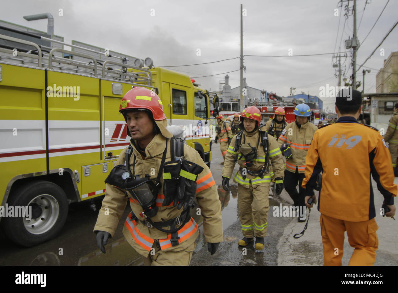 пожарник в корее. корейские пожарные. пожарник в корее. пожарные кореи. корейские пожарники.