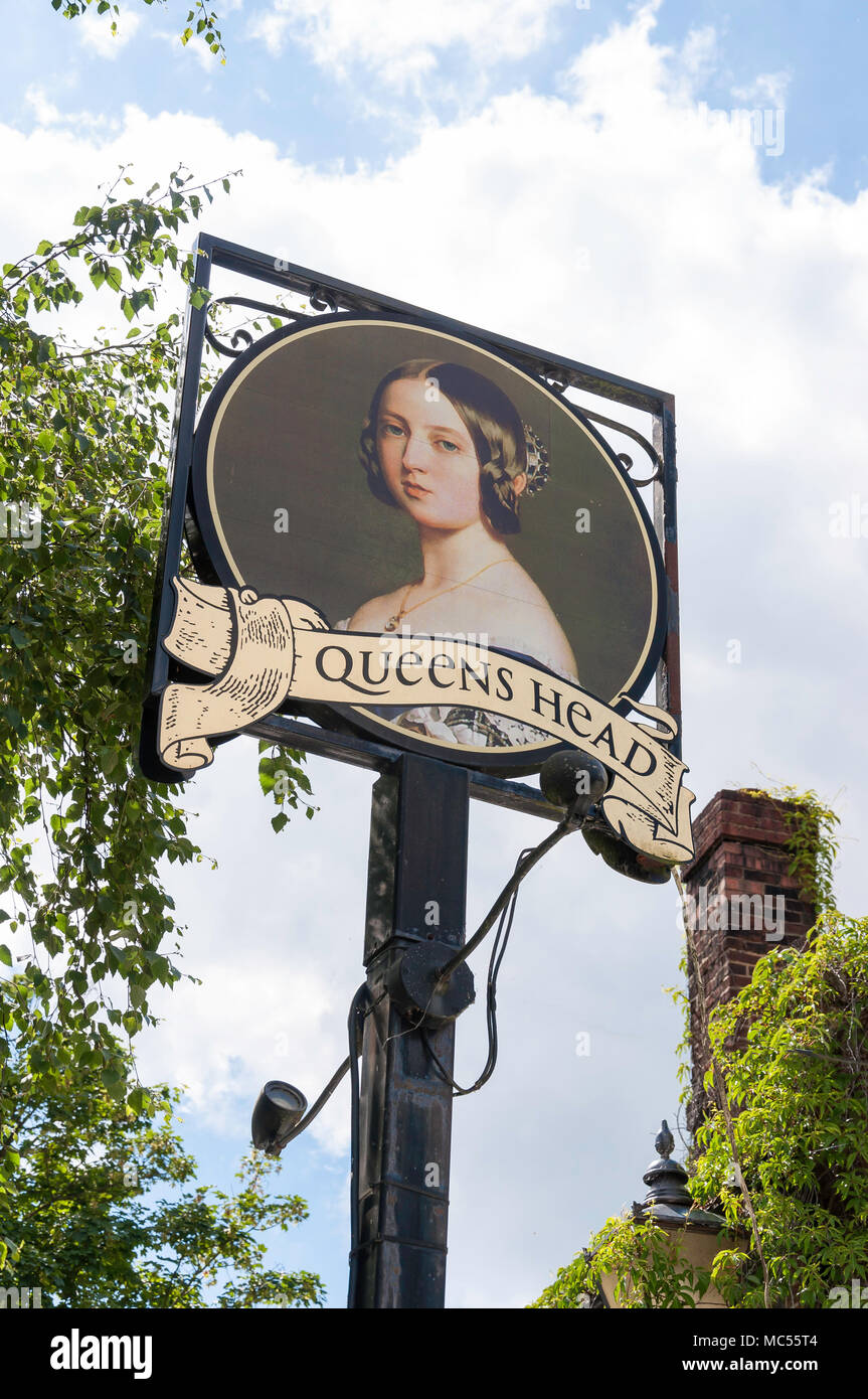16th century Queens Head Pub sign, Pound Lane, Little Marlow, Buckinghamshire, England, United Kingdom Stock Photo