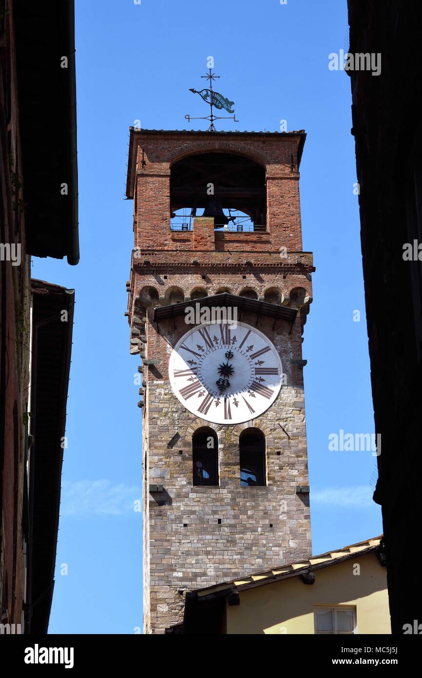 Middle ages clock hi-res stock photography and images - Alamy