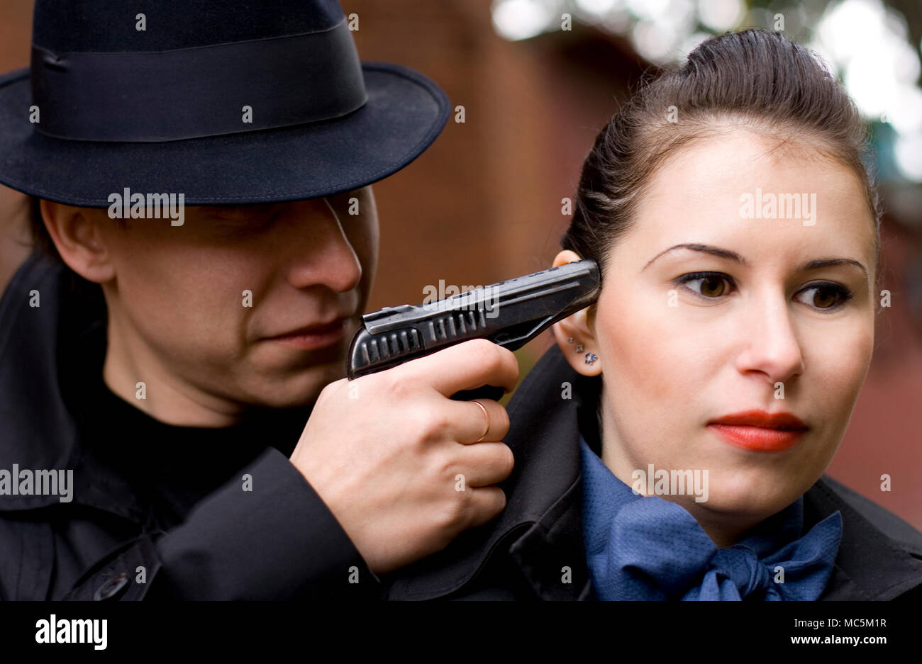 Что значит под дулом пистолета. Песня даже под дулом пистолета я найду. Комета под дулом пистолета. Ильназ вм строй. Жених под дулом пистолета.