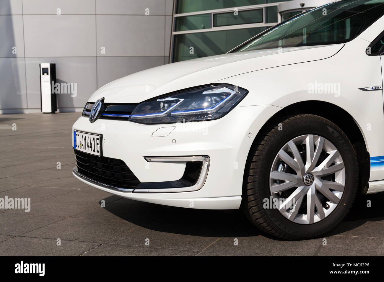 DRESDEN, GERMANY - APRIL 2 2018: Plug-in hybrid Volkswagen e-Golf electric  car stands by charging station in front of the Glaserne Manufaktur Stock  Photo - Alamy