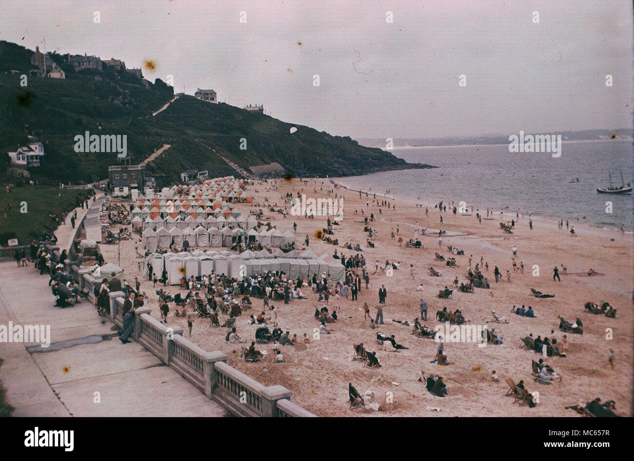AJAXNETPHOTO. 1930S (APPROX). LOCATION UNKNOWN. - EARLY 20TH CENTURY COLOUR PHOTOGRAPHY - CROWDED BEACH SCENE WITH BATHING HUTS. MADE WITH DUFAY COLOUR FILM. PHOTOGRAPHER:UNKNOWN © DIGITAL IMAGE COPYRIGHT AJAX VINTAGE PICTURE LIBRARY SOURCE: AJAX VINTAGE PICTURE LIBRARY COLLECTION REF:DUF 1930 07 Stock Photo