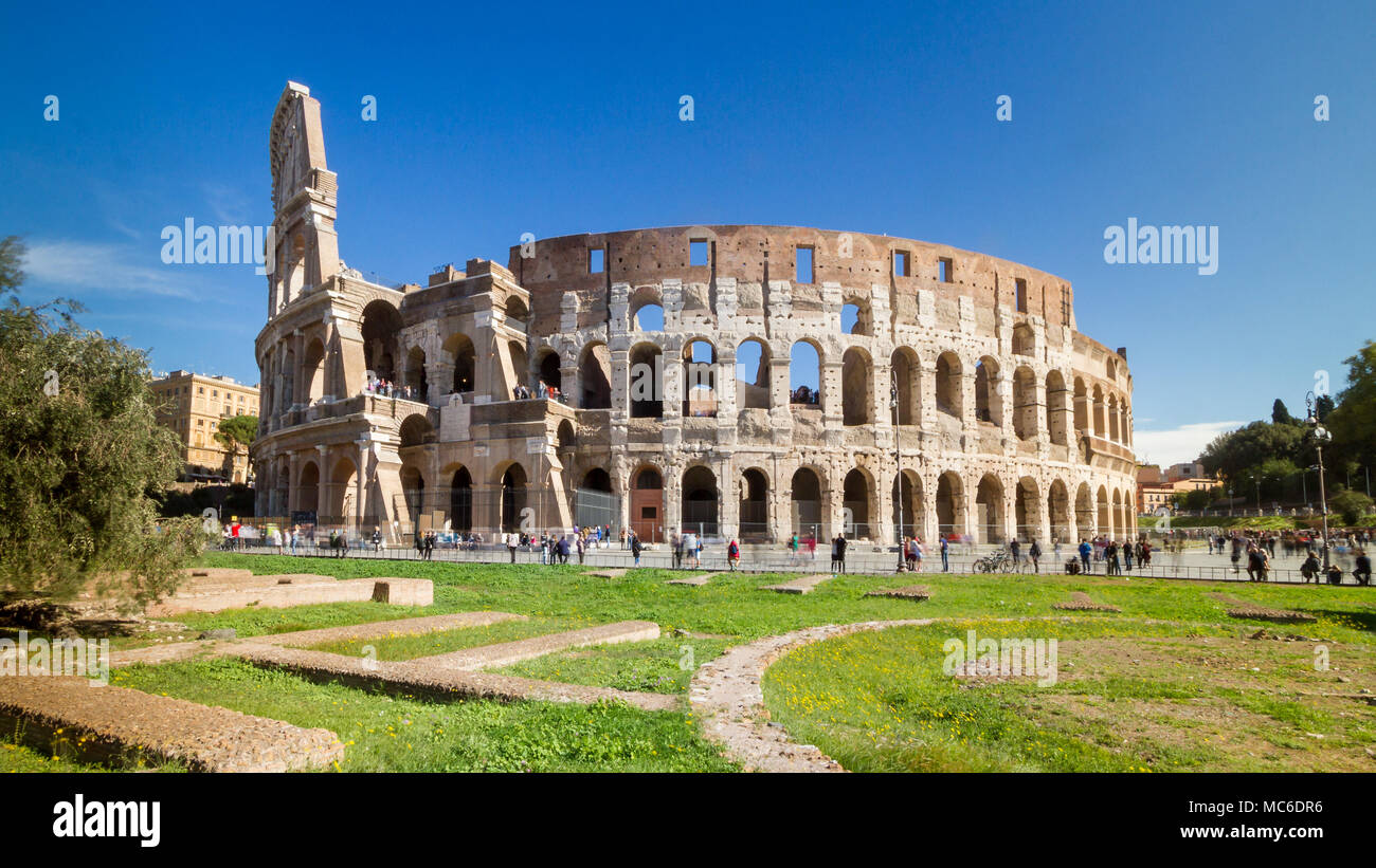 Rome, October 2017: Crowd of tourists visiting the iconic monument ...