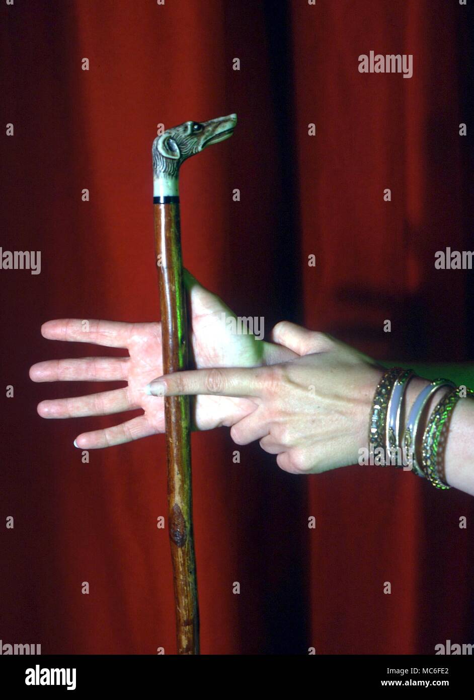 STAGE MAGIC - Photograph showing how the magician secretly holds up the magic wand with his index finger. from the vantagepoint of the audience, the magic wand appears to be hanging freely Stock Photo