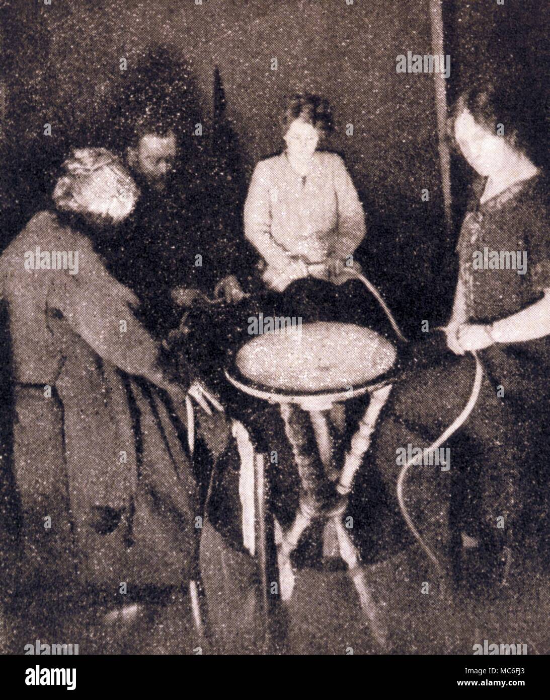 LEVITATION Flash photo taken during the Warrick-Deanne seances on 21 April 1925. The table was levitating dramatically as the picture was taken Stock Photo