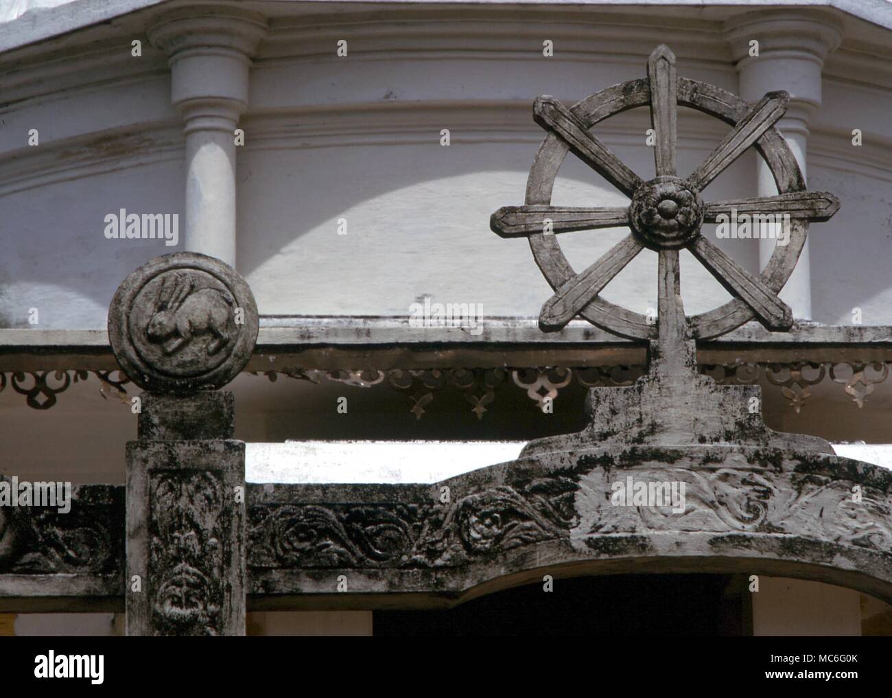 ANIMALS - Disk with lunar symbol (hare, believed to live in the Moon), ornate gateway in front of the temple of Sri Pushparam, Welithara, Sri Lanka Stock Photo