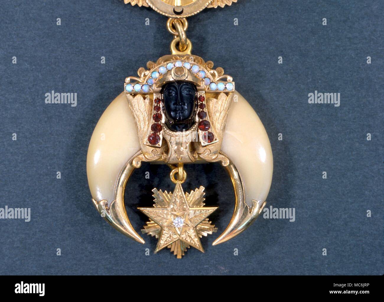 MASONIC JEWEL. Masonic jewel for the Past Potentate, with the dark head