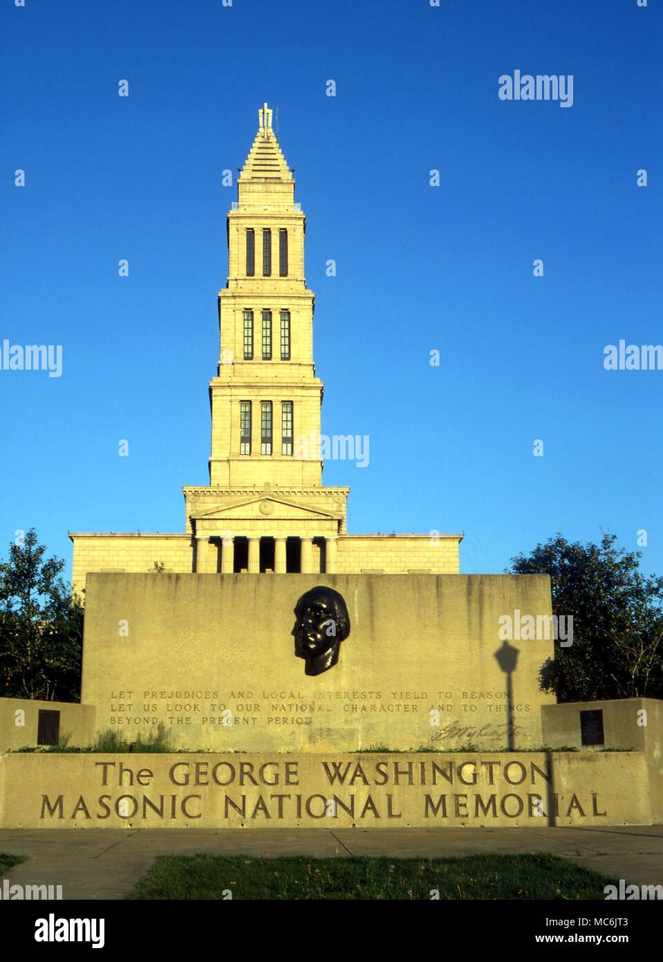 The lighthouse-like George Washington National Masonic Memorial in Alexandria, to the south of Washington DC Stock Photo