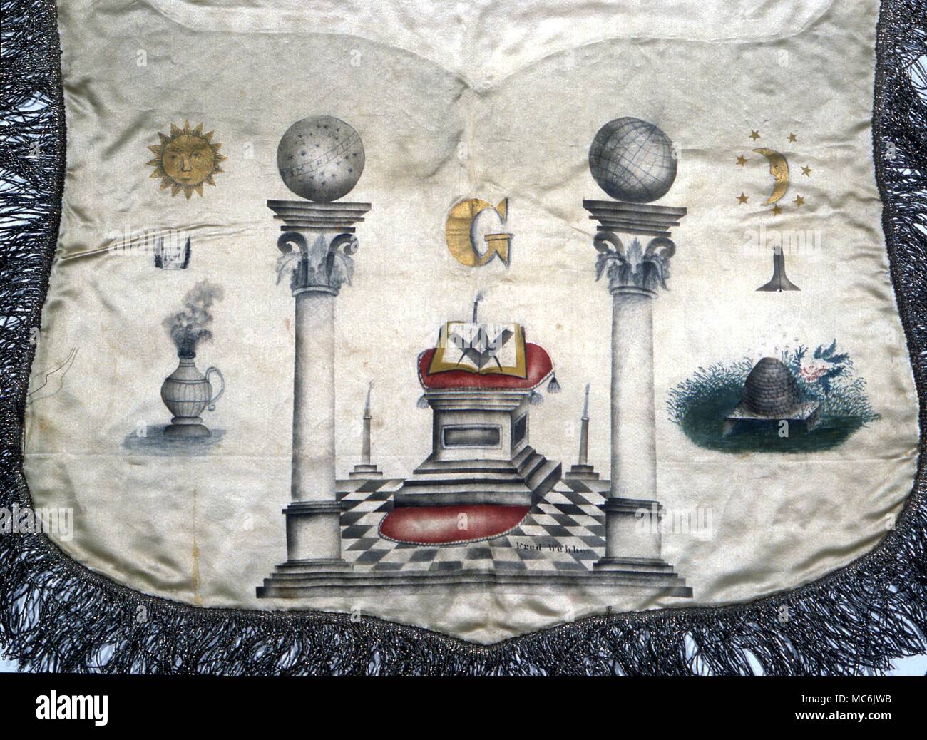 MASONIC - SYMBOLS OF TWO PILLARS. The two pillars of Jachin and Boaz, painted on a 19th century French Mason's apron (lambskin). The G stands for Geometry. From collection of Supreme Council (South Jurisdiction) Washington DC Stock Photo