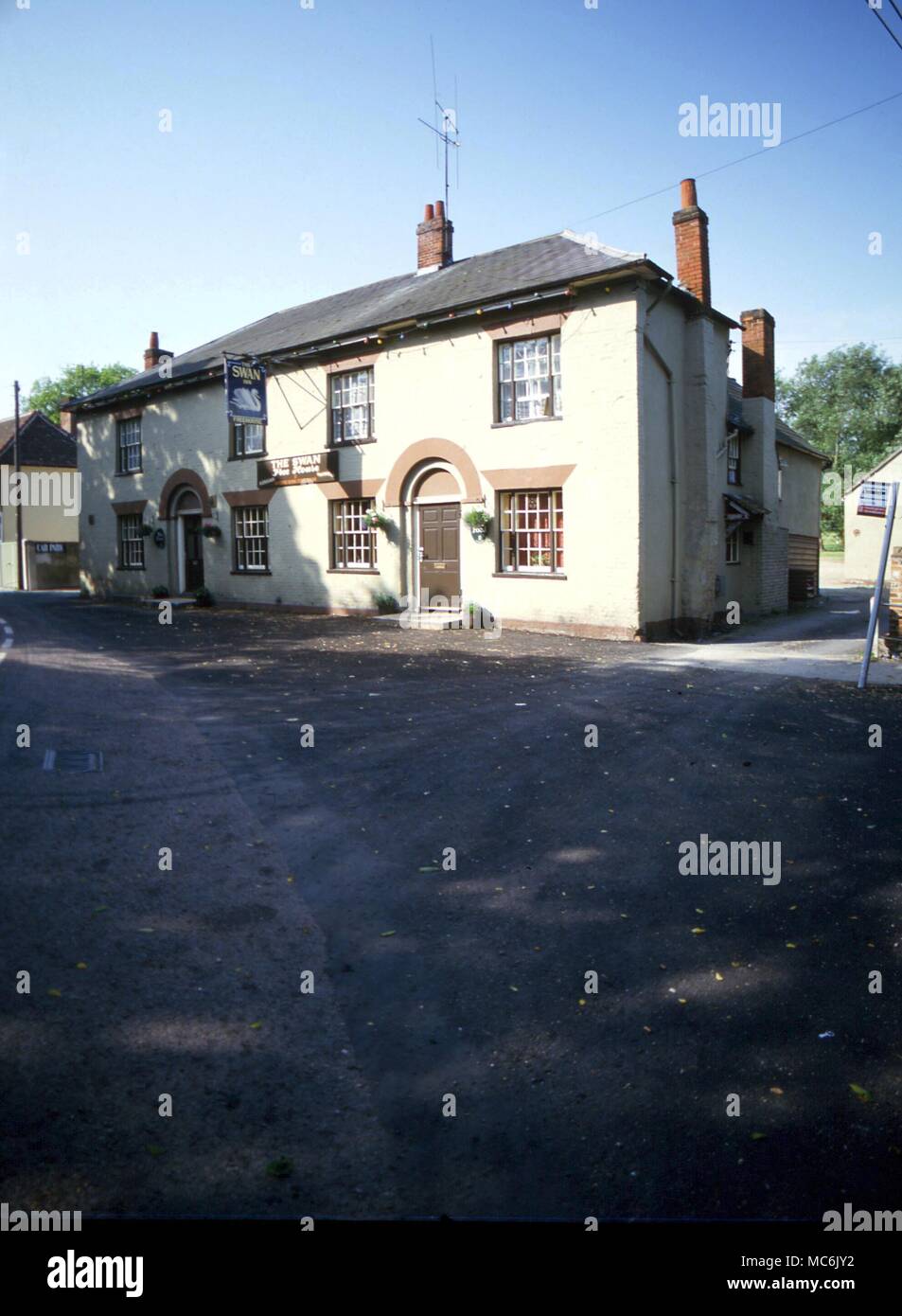 WITCHCRAFT - SIBLE HEDINGHAM The Swan, at Sible Hedingham, scene of one of the last witchcraft ducking tragedies of the 19th century. (For details, see Atlas of Occult Britain) Stock Photo