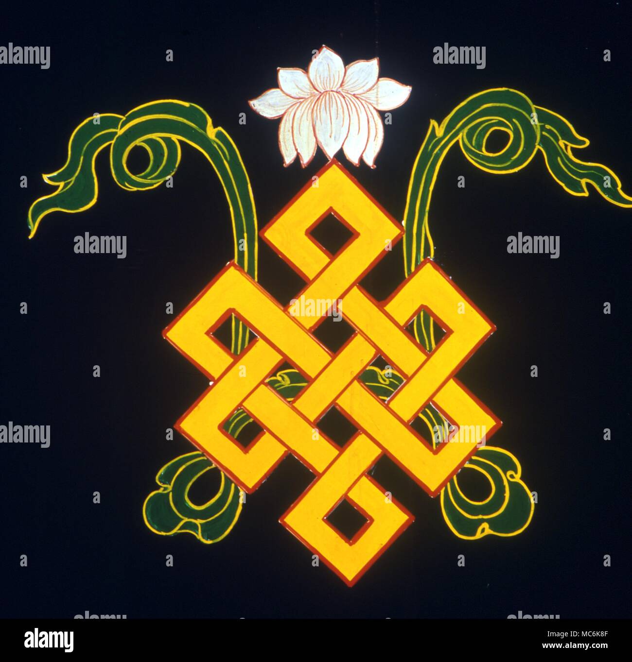 Buddhist Symbol The sacred knot one of the eight sacred symbols of the Buddhists Painted woden cupboard door the Temple of Thousand Buddhas Sha Tin (New Territories Stock Photo -