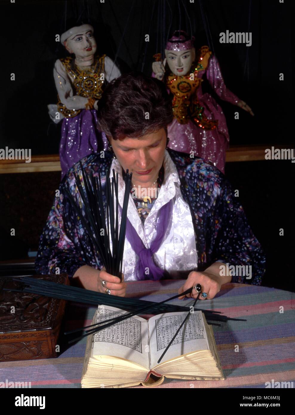 I Ching The clairvoyant Dale Brown using sticks to determine a hexagram prior to consulting the Chinese Book of Changes. Stock Photo