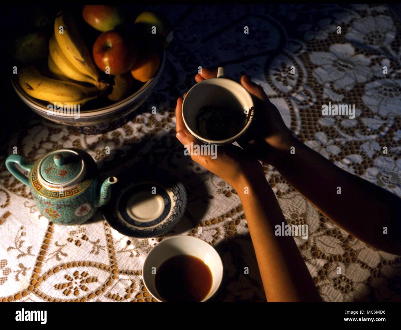 DIVINATION TEALEAF READING. Reading the future from the patterns