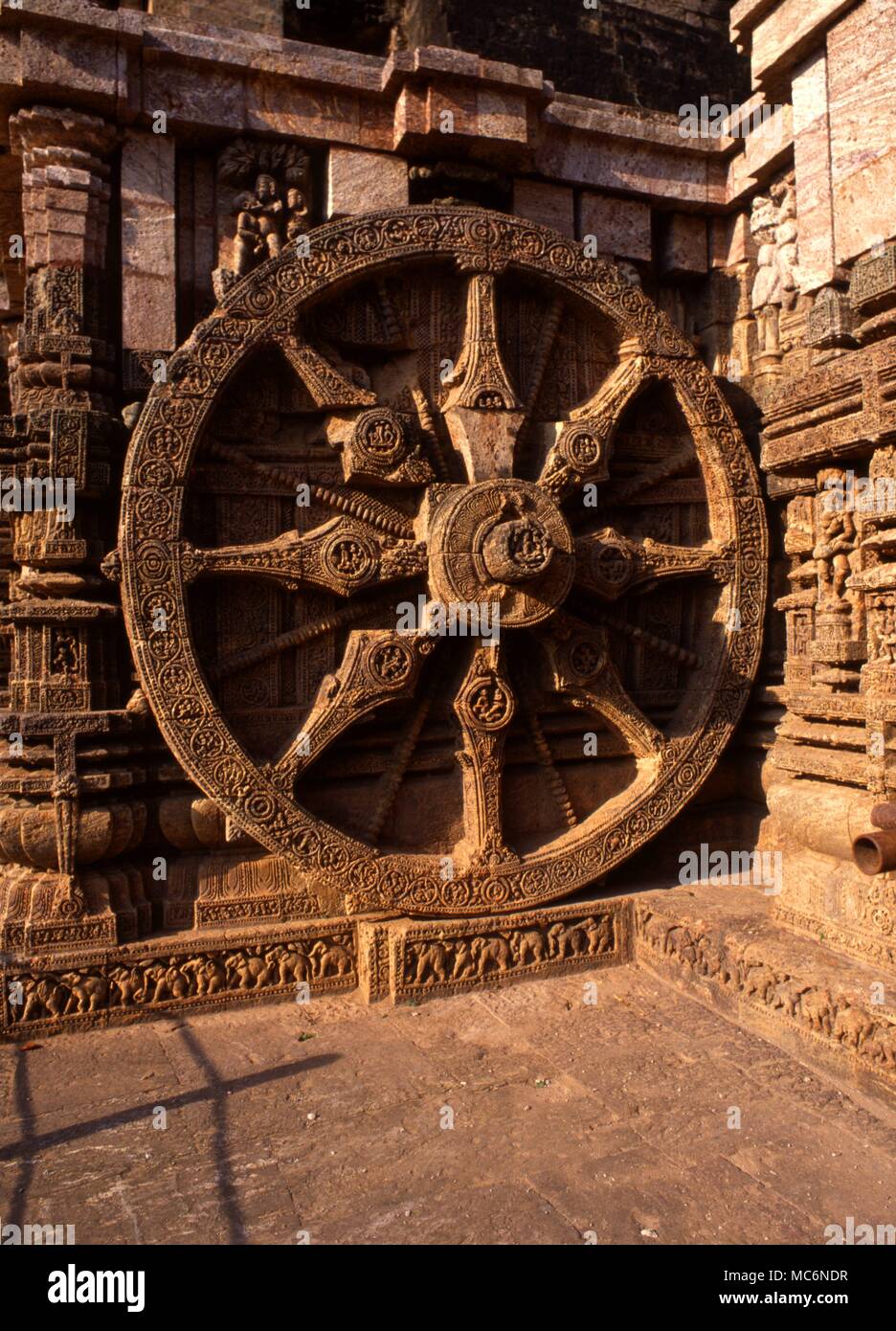 India. 000. Orissa - Konarak. A giant wheel, one of the wheels of the 'chariot', or temple, of the Sun-God, Surya, at Konarak. Stock Photo