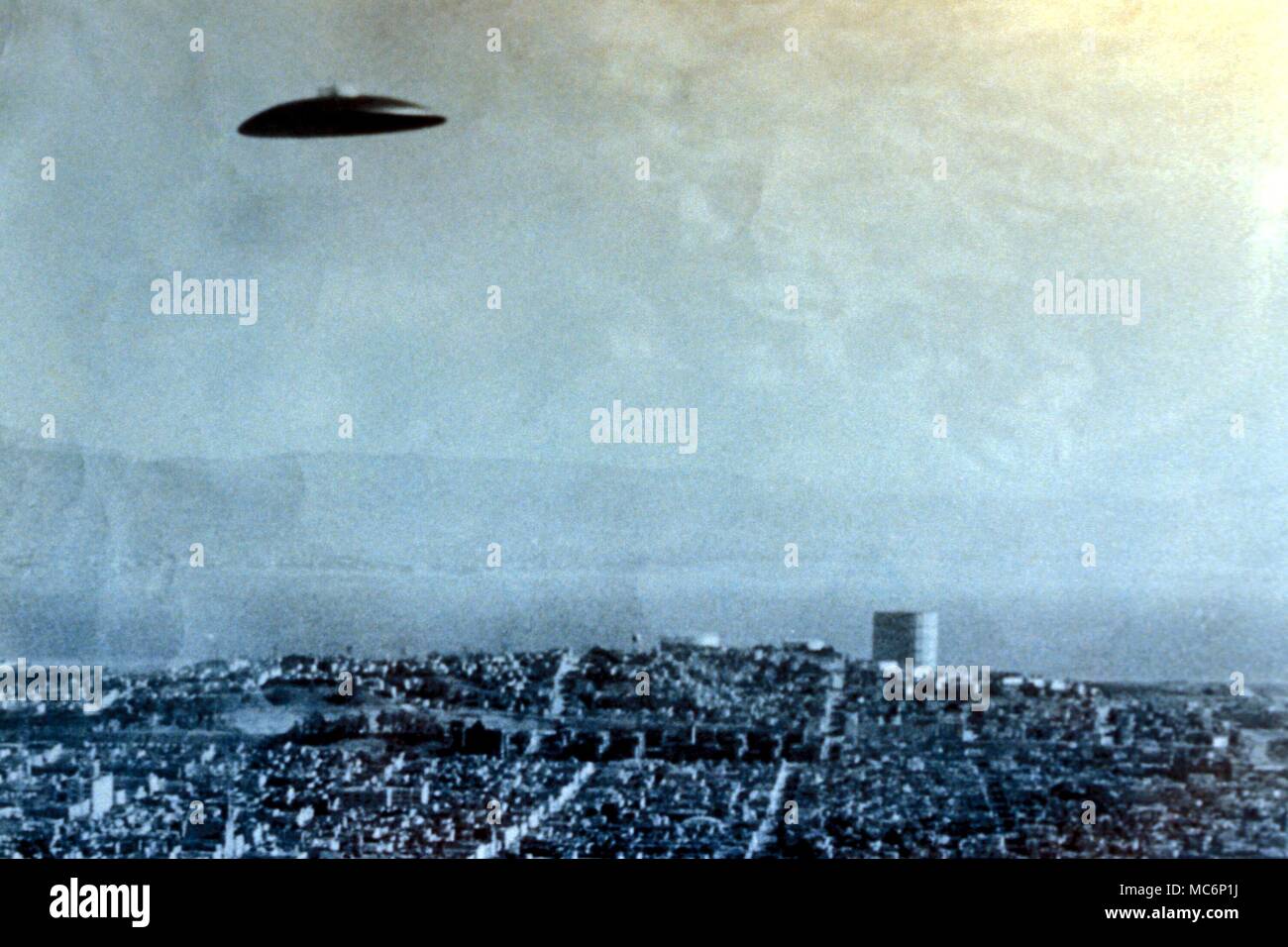 UFO - unidentified flying object Photograph of Ufo seen over Twin Peaks (San Francisco) and snapped by Robert Gardner on 10 October 1956 Stock Photo