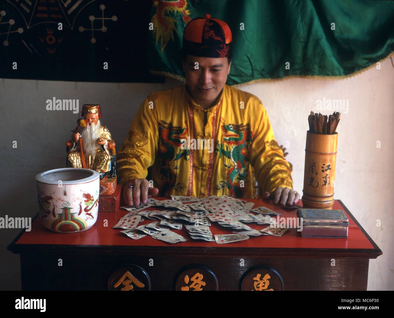 The Chinese fortune teller, Ban Hong Kim, reading cards. 2004 Charles Walker / Stock Photo