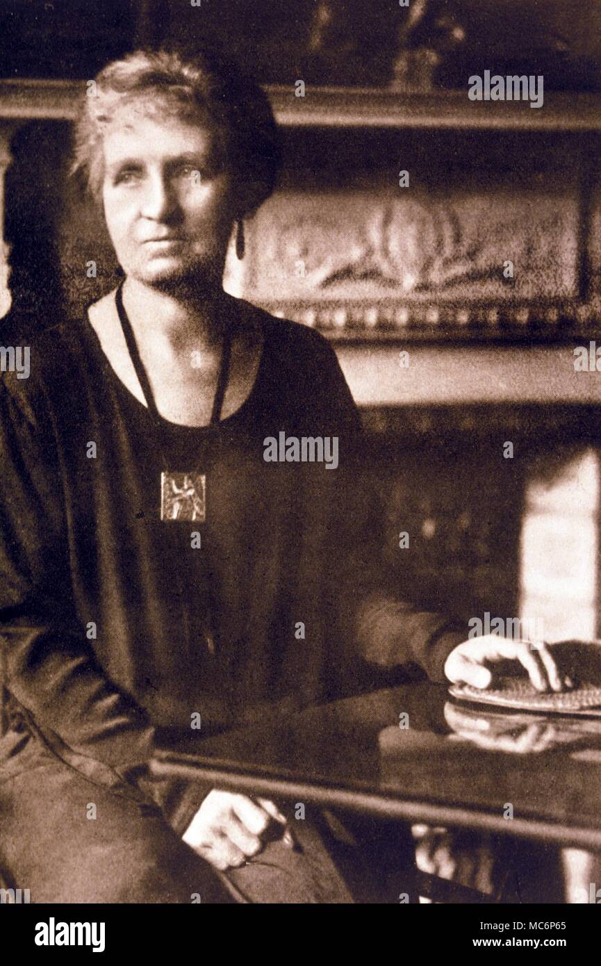 Psychic Phenomena Photographic portrait from the studio of Dora Head of the clairvoyant, Hester Travers-Smith, seated at the Ouija board from which she received messages from the poet, Oscar Wilde (writing available in the CW collection) Stock Photo
