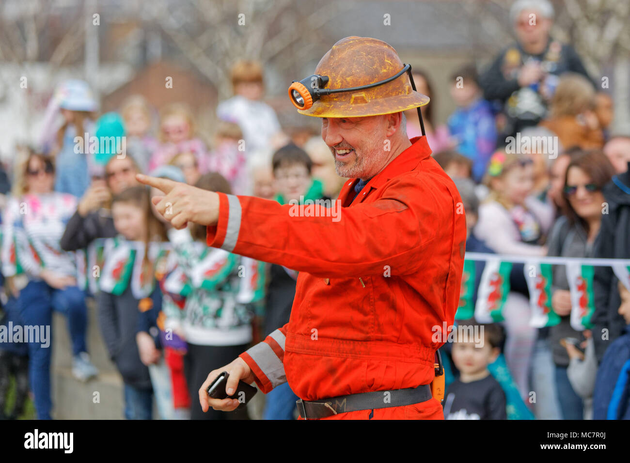 Pictured: An actors speaks to the crowd during The Man Engine show at the Waterfront Museum in Swansea, Wales, UK. Thursday 12 April 2018 Re: The larg Stock Photo