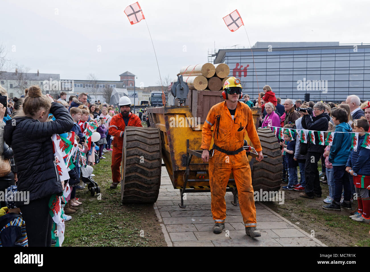 Pictured: Actors perform at The Man Engine show at the Waterfront Museum in Swansea, Wales, UK. Thursday 12 April 2018 Re: The largest mechanical pupp Stock Photo