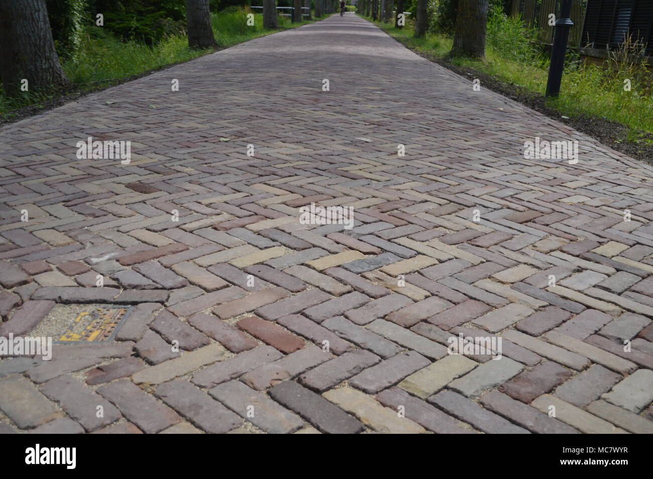 Quiet brick paved street hi-res stock photography and images - Alamy