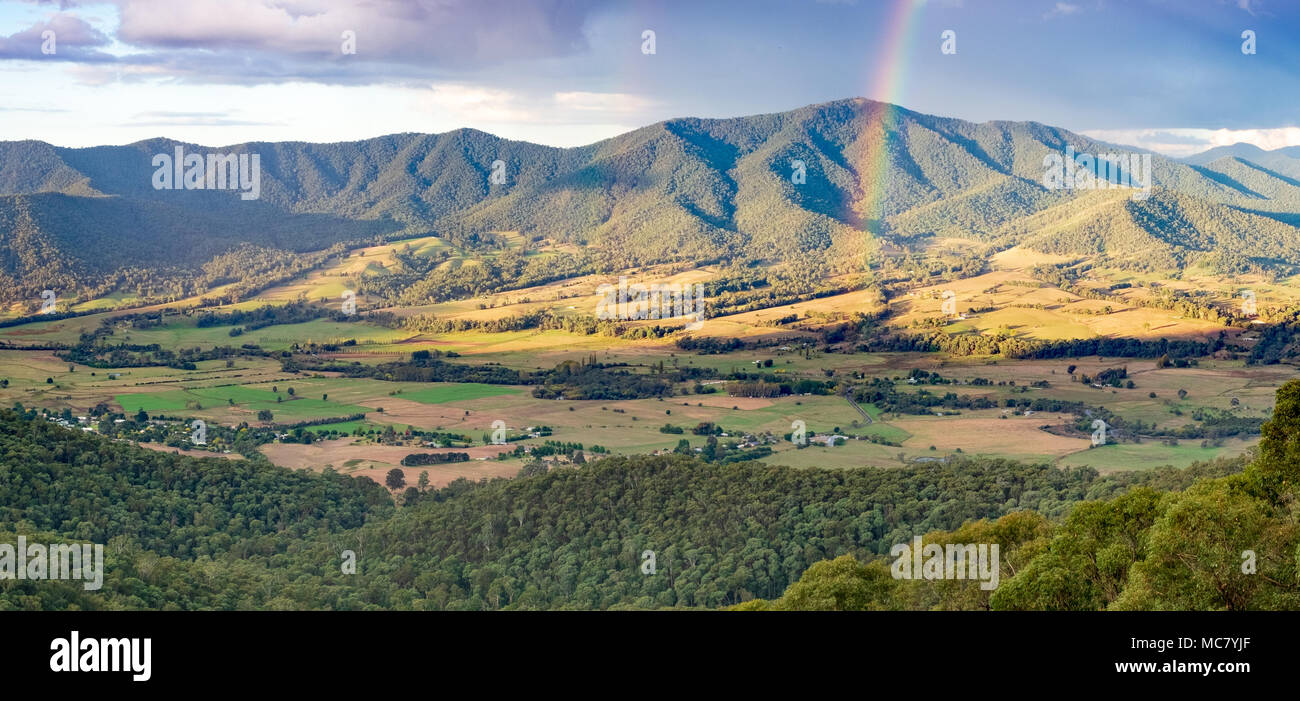 Rainbow over the Kiewa Valley, viewed from the Tawonga Gap Scenic Reserve Stock Photo