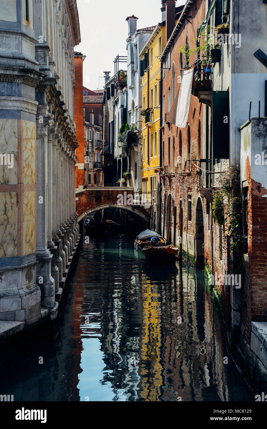 Bridge across canal hi-res stock photography and images - Alamy