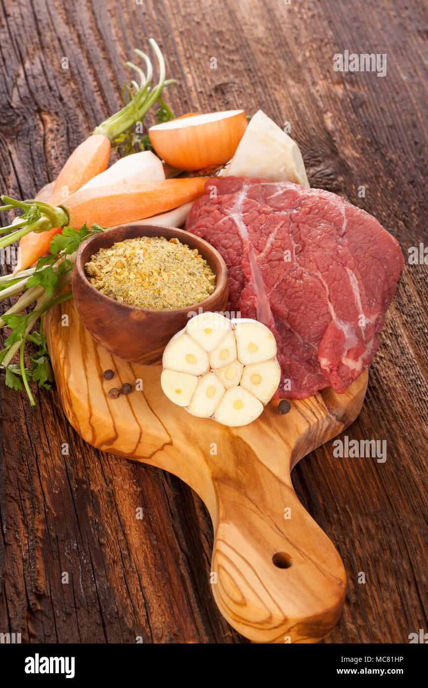 https://c8.alamy.com/comp/MC81HP/raw-fresh-vegetables-and-raw-meat-on-wooden-board-soup-ingredients-MC81HP.jpg