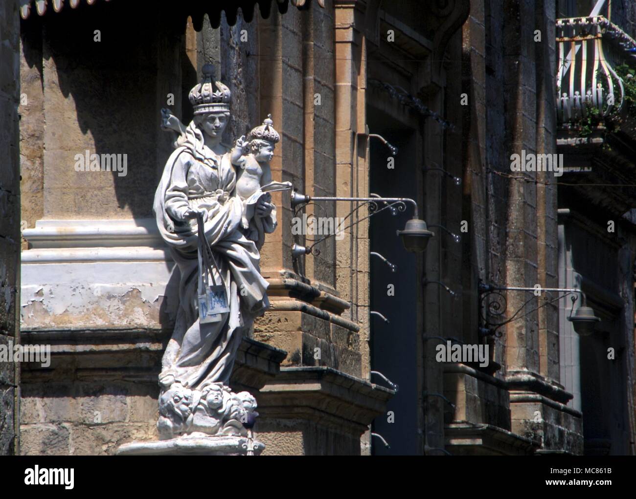 CHRISTIAN Wayside niche statue of Madonna and Child in Modina, Malta (on corner of Carmalite church) Stock Photo
