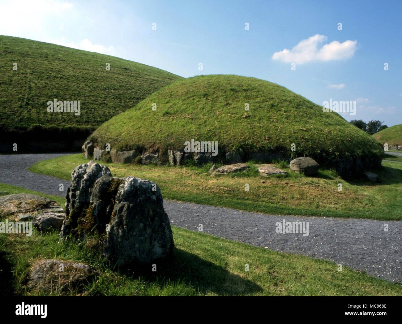 NEWGRANGE (KNOWTH) - Irish Prehistoric Site. About 3,000 BC. A number of cairns with oriented passageways Stock Photo