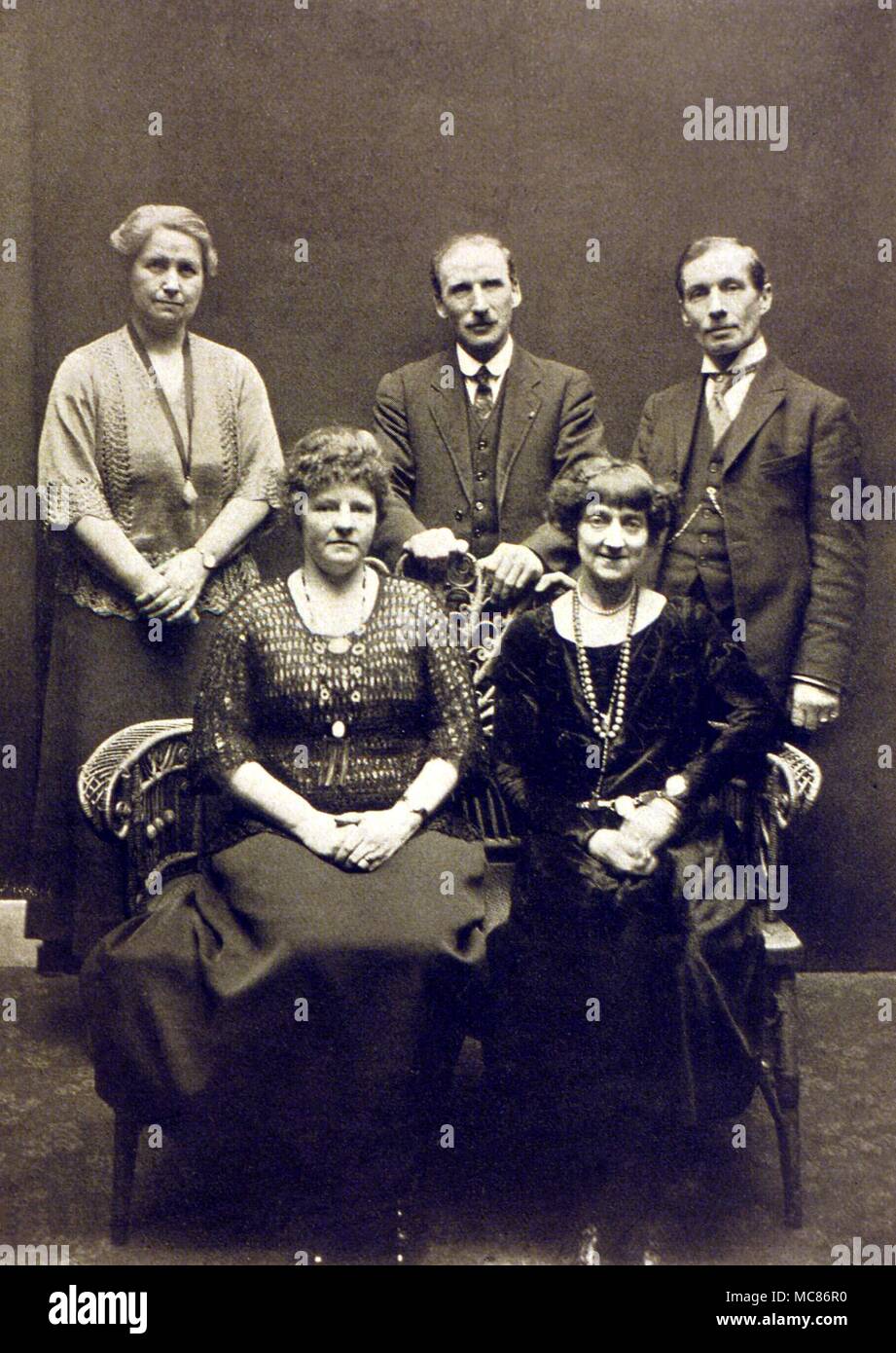 Psychic Phenomena Psychic workers inthe College of Psychic Science, circa 1924. Back row: Mrs Hewat McKenzie, Evan Powell (mterialising and voice medium), Herr Melzer (apport medium). Front row: Mrs Buxton (photo medium), Blanche Cooper (voice medium) Stock Photo