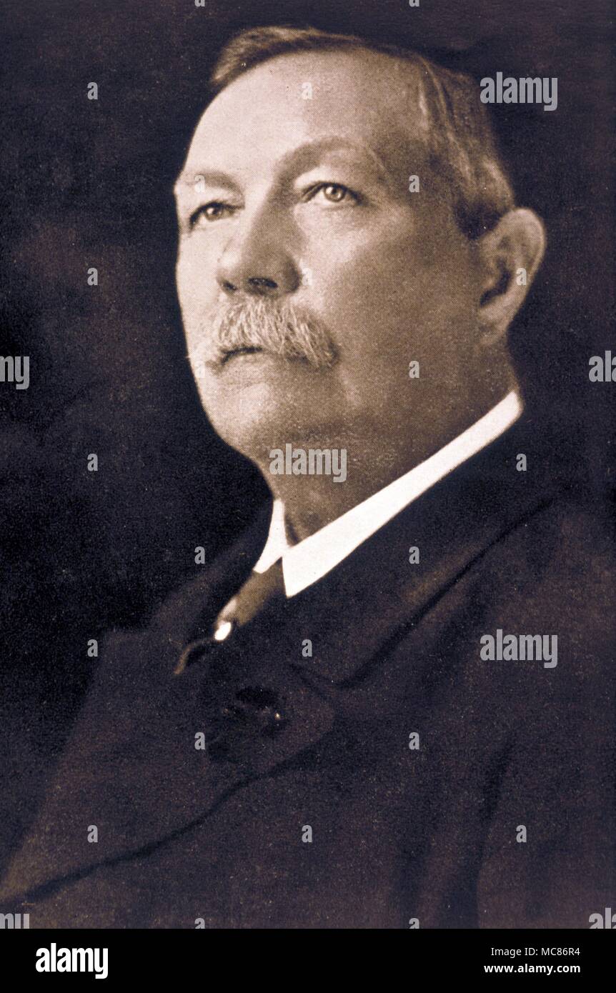 Psychic Phenomena Photographic portrait, from the Evans studio, of Arthur Conan Doyle (1859-1930), President of the Royal College of Psychic Science Stock Photo
