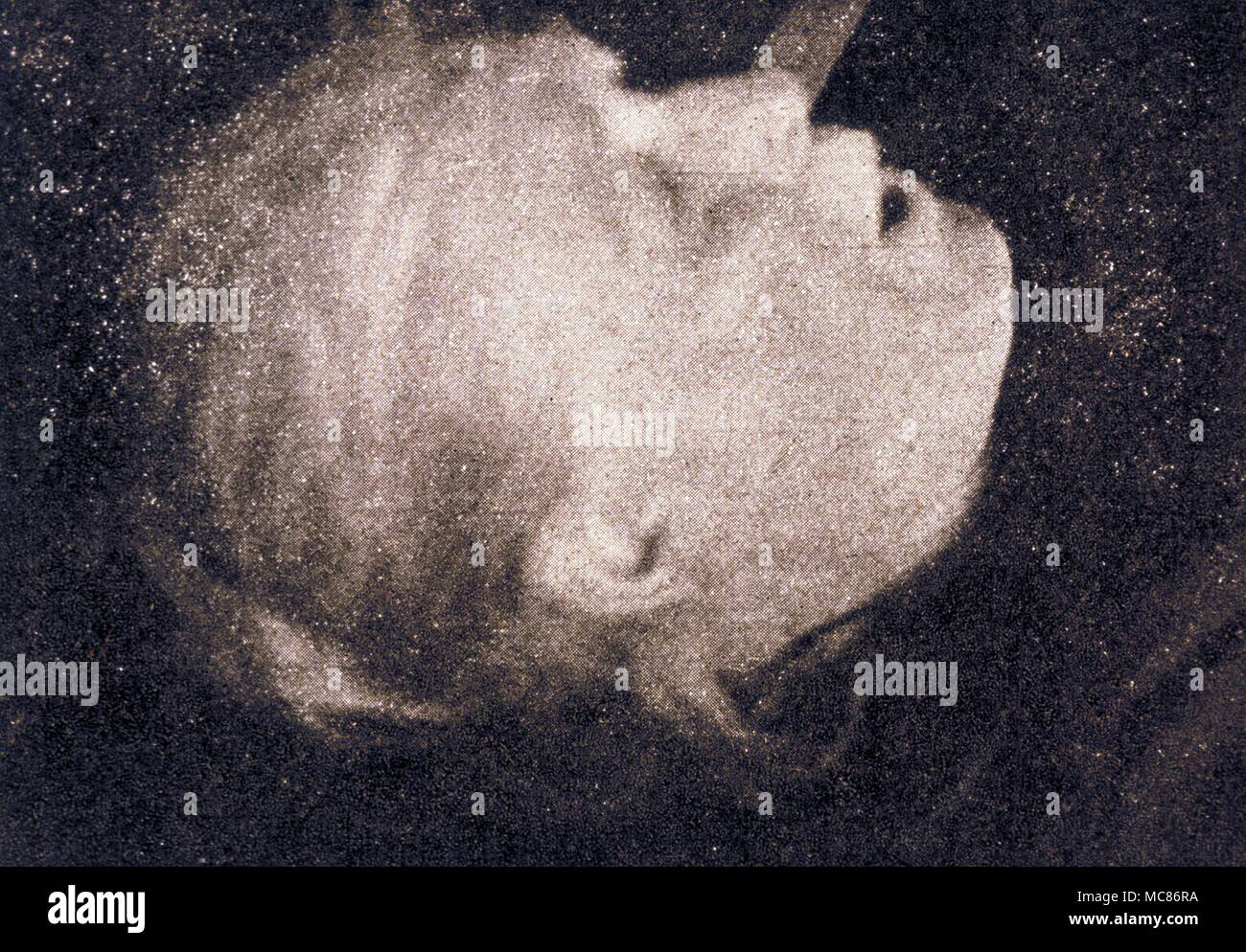 Psychic Phenomena The medium Mrs Deane in September, 1924, under the control of Brown Wolf, with whose voice she is speaking. seance held during the Warrick-Deane seances Stock Photo