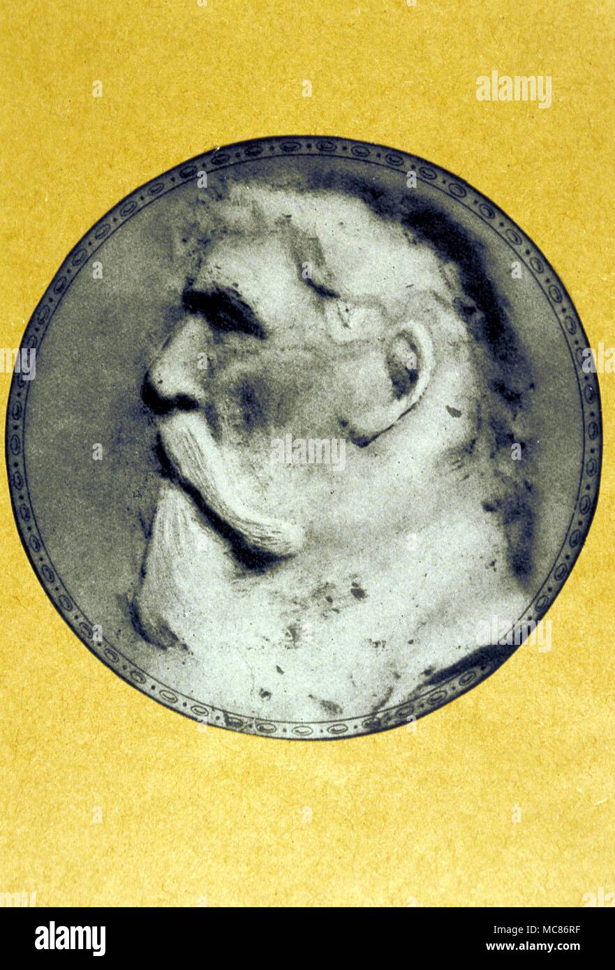 Psychic Phenomena Plaster cast of a spirit head taken in a seance held by Frau Silbert, c. 1919. The cast is said to be a portrait of Dr Nell, the spirit guide: event and image recorded in 'Ubersinnlichen Welt', 1919 Stock Photo