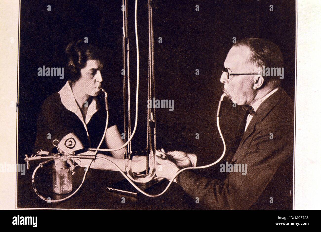 SEANCES - INVESTIGATION METHODS Dr. Richardson's Voice-cut-out machine for testing the medium, 'Margery', who manifests the voice 'spirit' 'Walter'. Such tests were held at the New York and Boston seances of the SPR in 1925. Stock Photo
