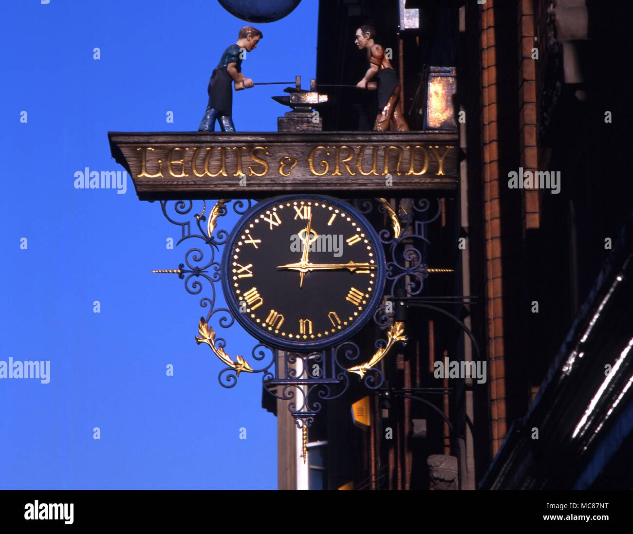 Horlogia and Clocks Striking clock with two blacksmith automata beating an anvil Above a public house in centre of Nottingham Stock Photo