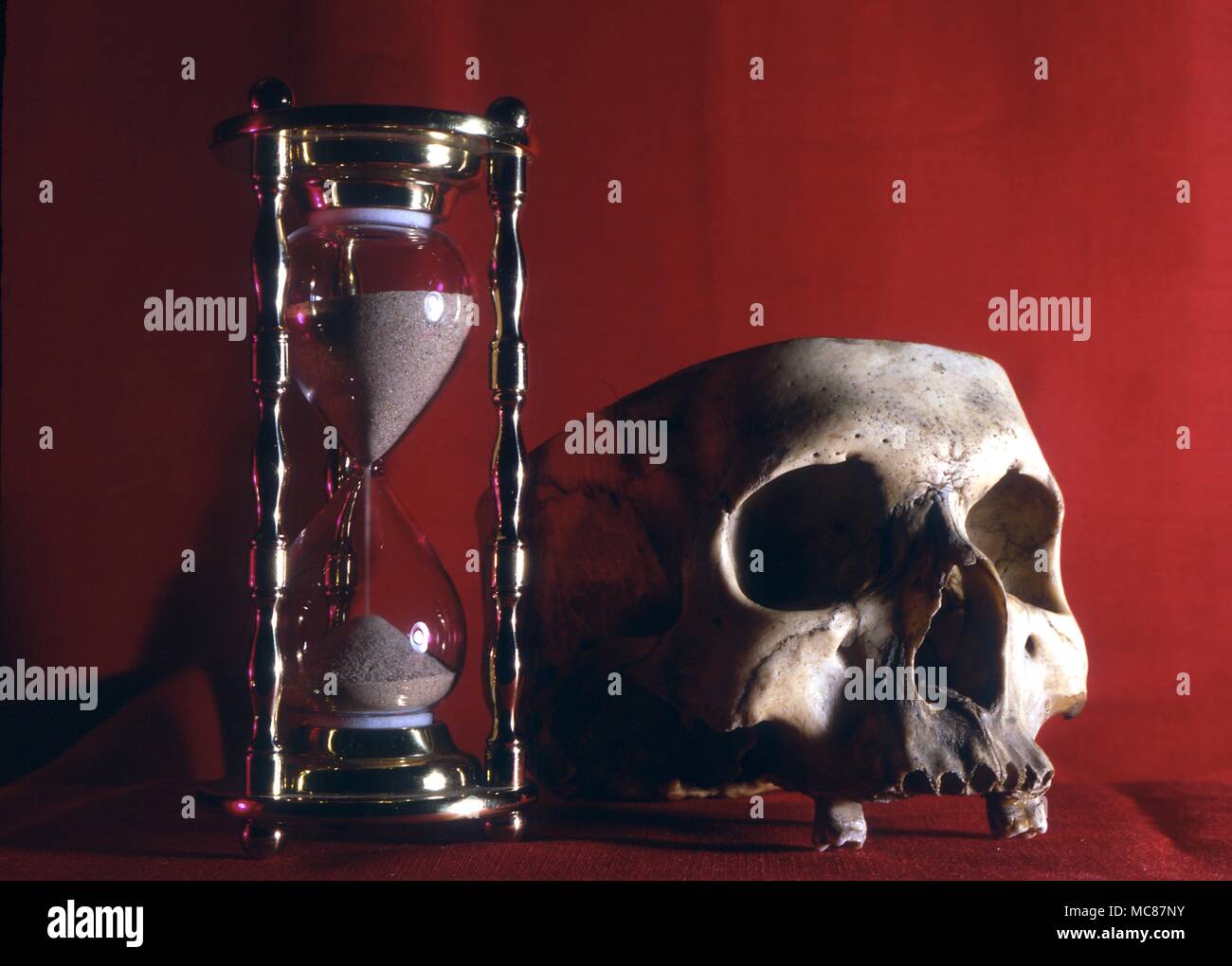 Horlogia Emblem of mortality the skull and the running sands clock egg timer the simplest form of horlogium Stock Photo