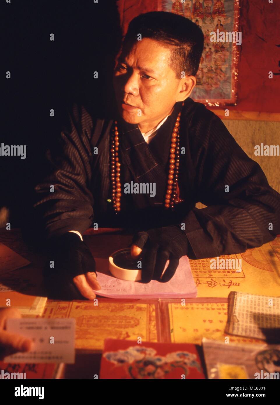 Divination Chinese diviner in Hong Kong at night Stock Photo