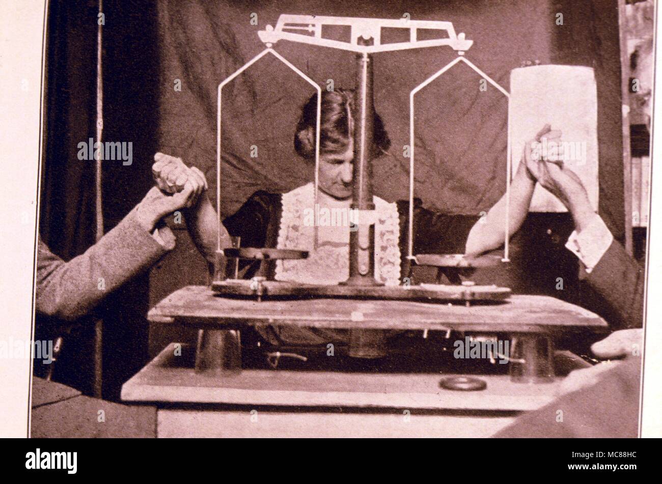 SEANCES - INVESTIGATION METHODS The scales test (pans moved by unknown psychic forces) during the 'Margery' mediumship tests held at the New York and Boston seances of the SPR in 1925. Stock Photo