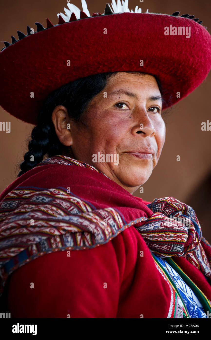 Quechua woman, El Balcon del Inka, Chinchero, Cusco, Peru Stock Photo ...