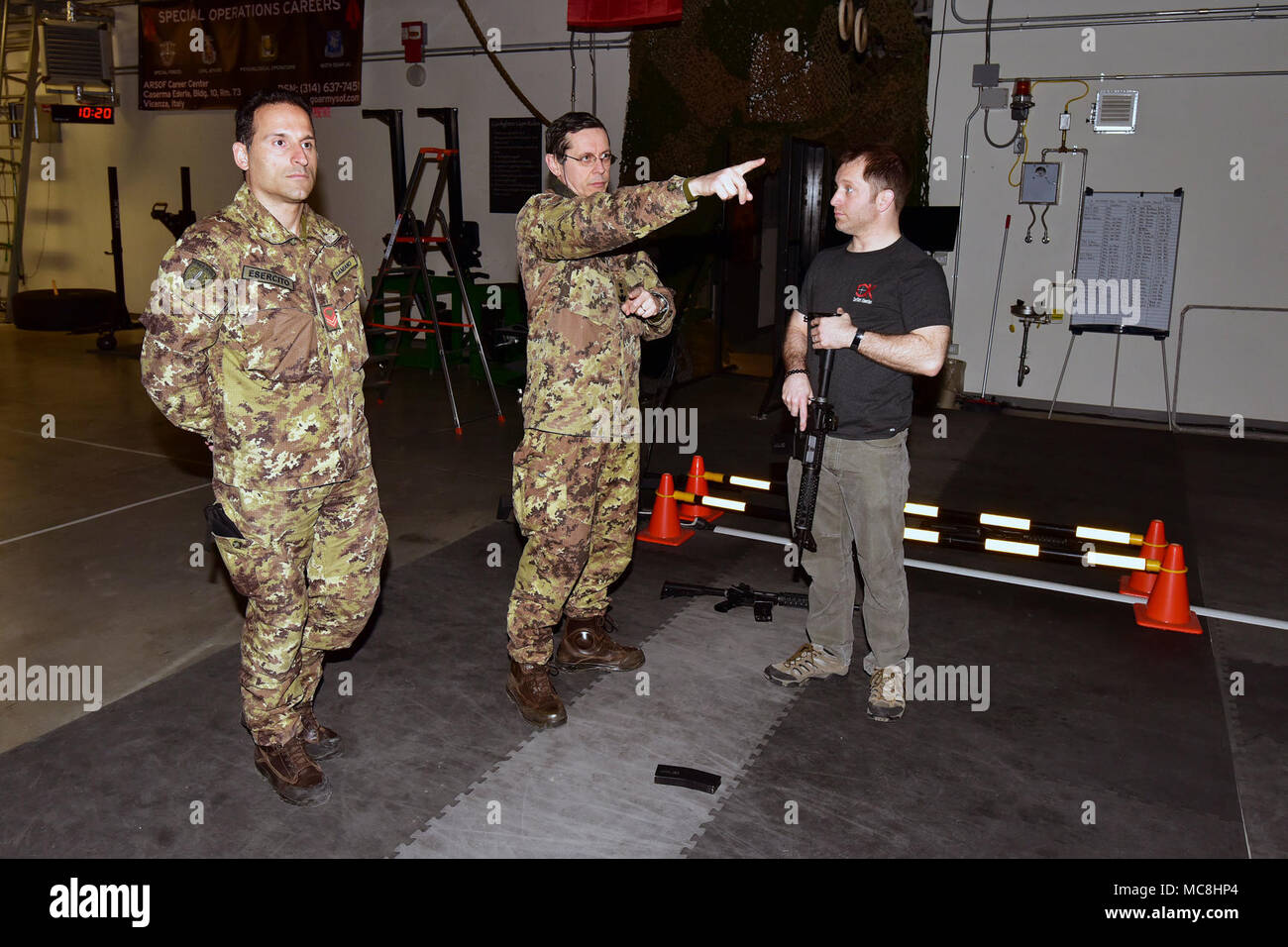 Michael Kennicker, instructor Gunfighter Gym (right), meets Lt. Col. Giuseppe Galloro Chief Training Office of the 85th Reggimento Addestramento Volontari “Verona” (center) and Caporale Maggiore Capo Scelto Damiano (left), at Gunfighter Gym , Caserma Del Din, Vicenza, Italy, March 28, 2018. Italian Soldiers use U.S. Army RTSD South equipment to enhance bilateral relations and to expand levels of cooperation and the capacity of the personnel involved in joint operations. Stock Photo