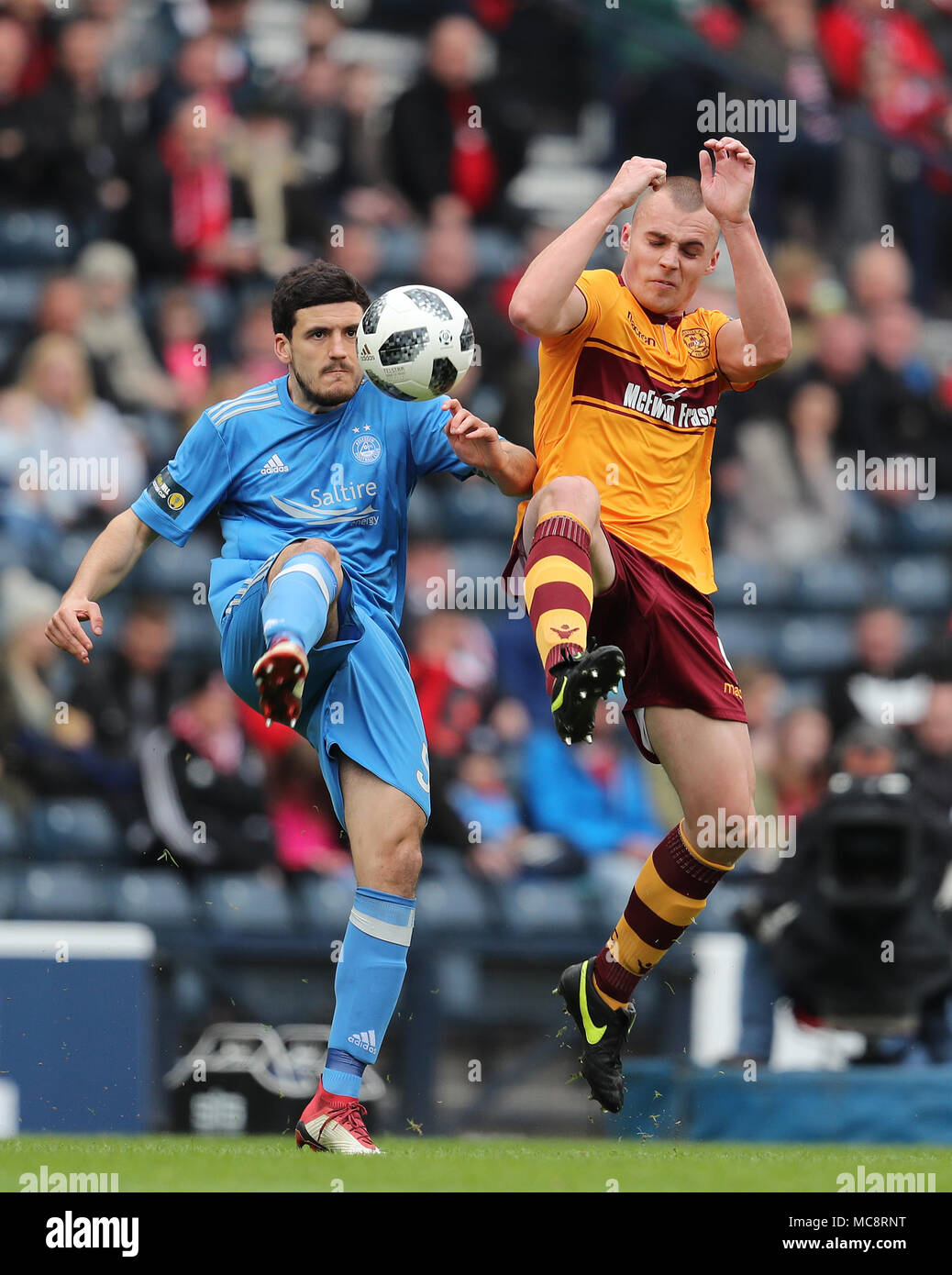 Motherwells Liam Grimshaw challenges Aberdeens Anthony O'Connor during the William Hill Scottish Cup semi final match at Hampden Park, Glasgow. Stock Photo
