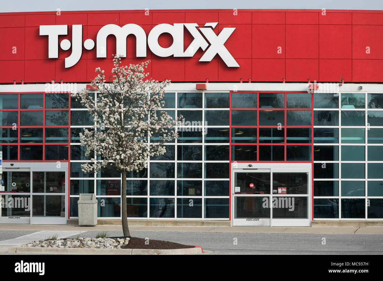 Tj Maxx Stock Photo - Download Image Now - T.J. Maxx, Building Exterior,  Built Structure - iStock
