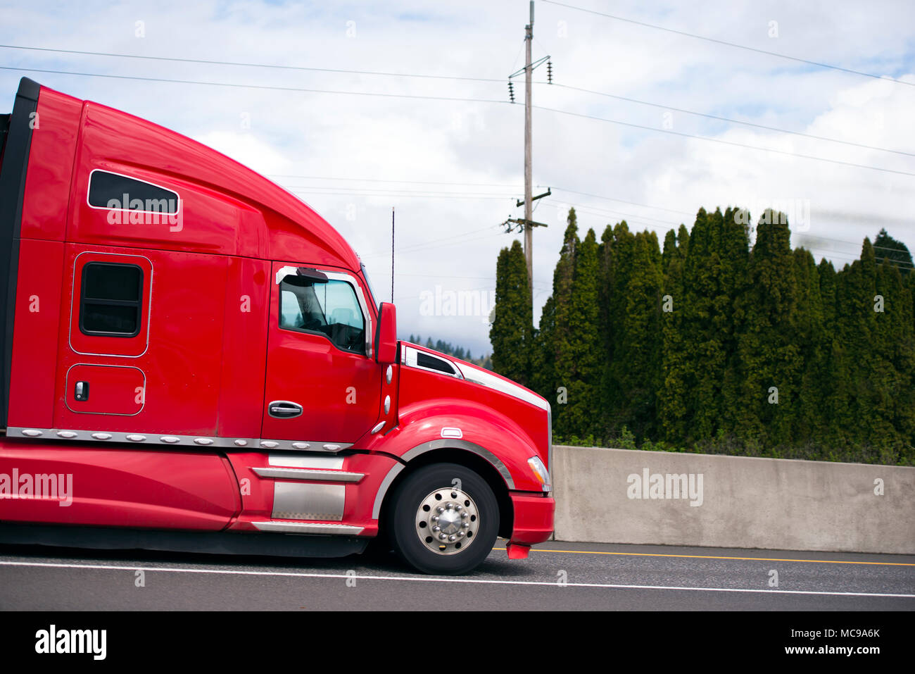 Big Rig Modern Red Semi Truck Tractor With Refrigerator Semi Trailer 