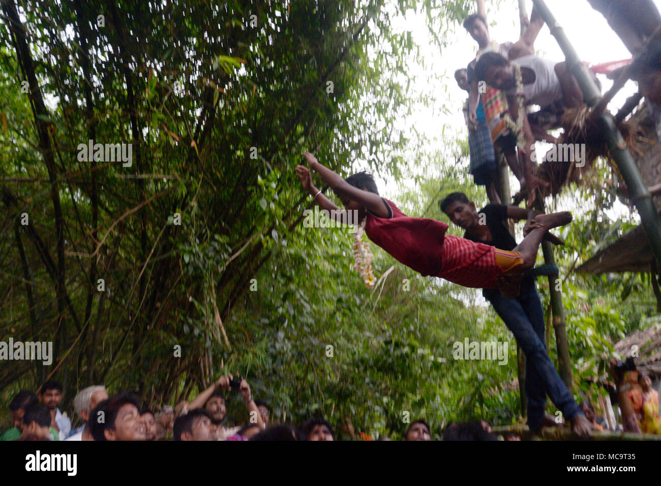 Kolkata India 14th Apr 18 Hindu Devotees Give Jump From The Pole During The Charak Puja Festival Bengali Observes Charak Puja On The Last Day Of Bengali Calendar Popularly Known As Chaitra Kolkata India 14th Apr 18 Hindu Devotees Give Jump From The Pole During The Charak Puja Festival Bengali Observes Charak Puja On The Last Day Of Bengali Calendar Popularly Known As Chaitra