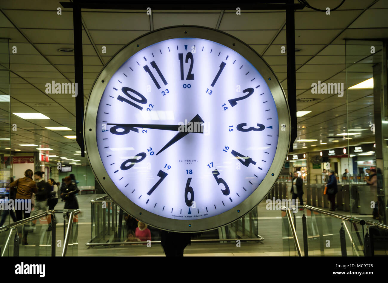 Analogue clock hires stock photography and images Alamy