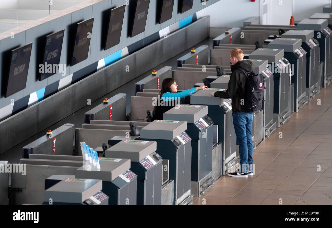 Ryanair check in uk hires stock photography and images Alamy